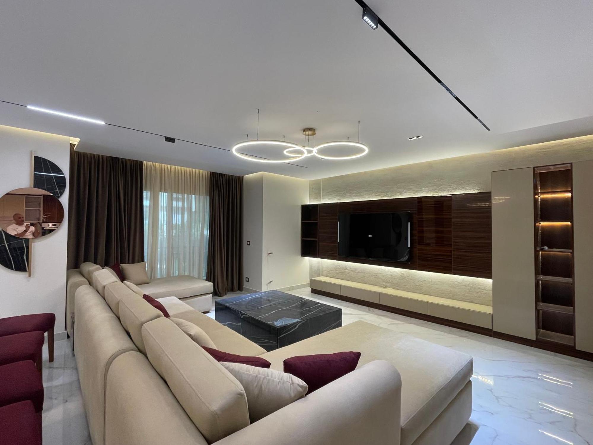 Luxry In Taj Near Airport